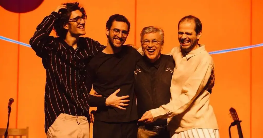 Caetano Veloso com os filhos na turnê 'Ofertório' (Divulgação)