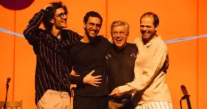 Caetano Veloso com os filhos na turnê 'Ofertório' (Divulgação)
