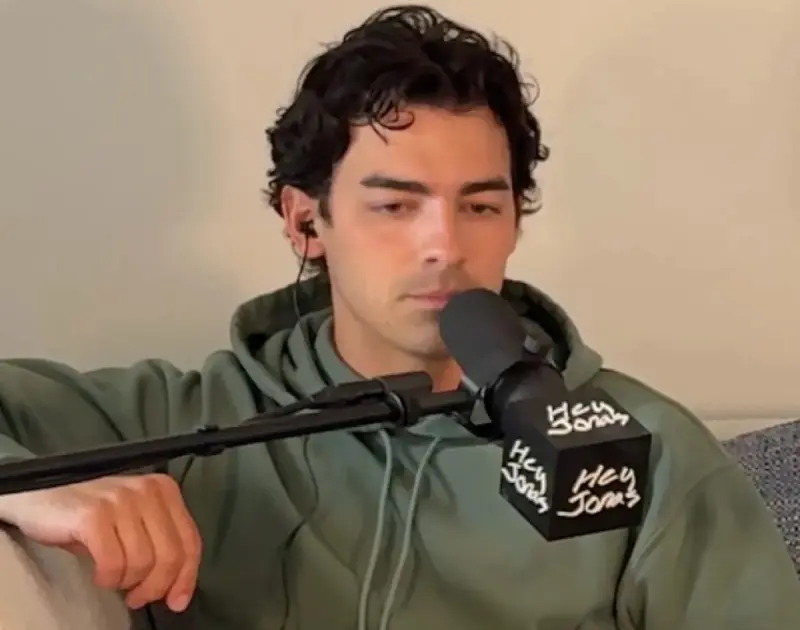 Joe Jonas diz que buscou terapia após álbum solo fracassar: ‘Expectativas altas’