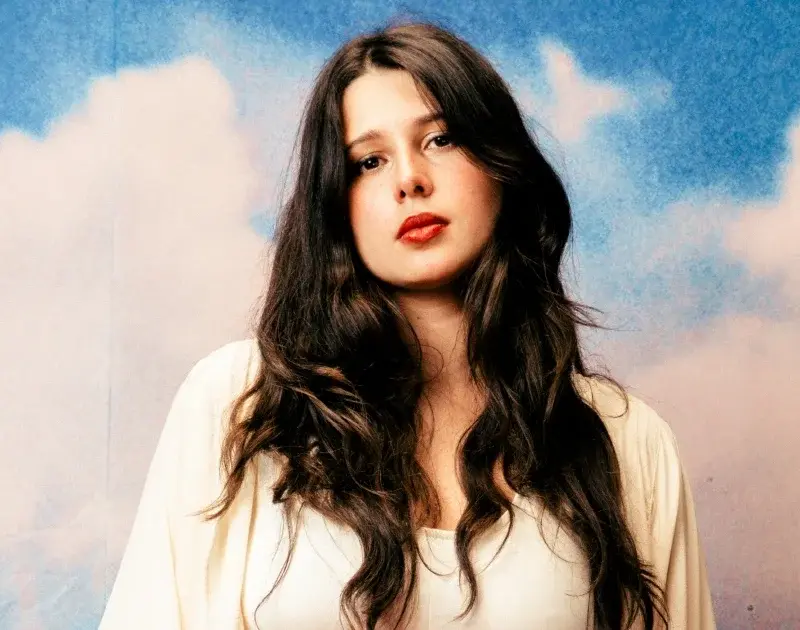 Neta de Beto Guedes, Julia Guedes estreia ‘Álbum Vermelho’