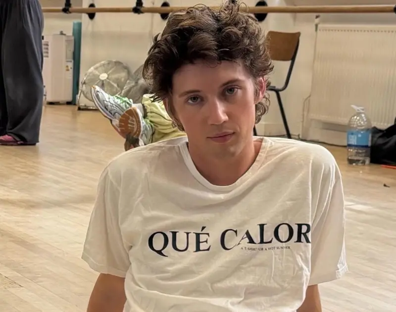 Troye Sivan volta a fazer mistério sobre novo trabalho