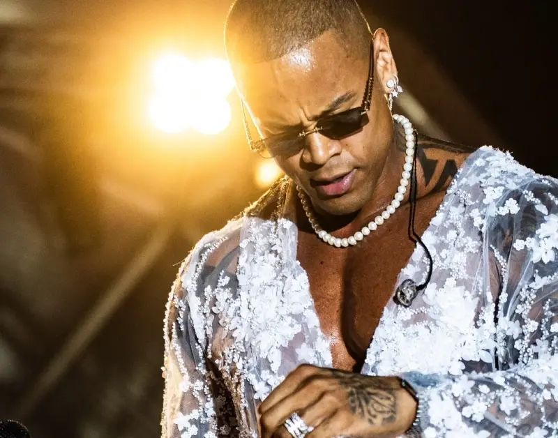 Léo Santana lota festival em Cabo Verde e homenageia seleção local