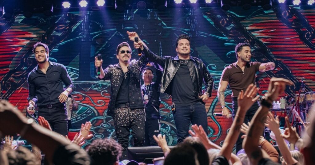Kaique e Felipe estreiam turnê 'Origens' em show em São Paulo 1 Kaique e Felipe com Danilo e Davi (Laura Carvalho/ Villa Country)
