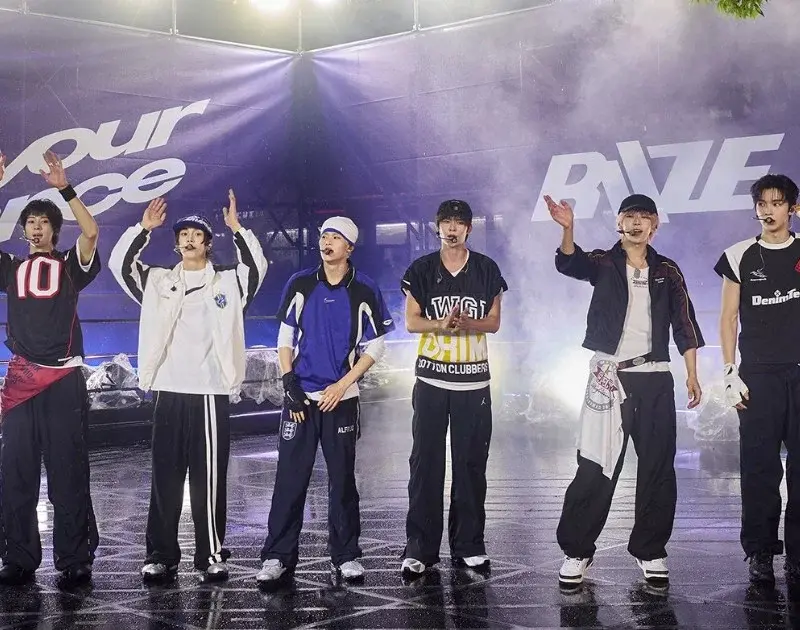 RIIZE faz show na Namsan Tower e enfrenta chuva com energia