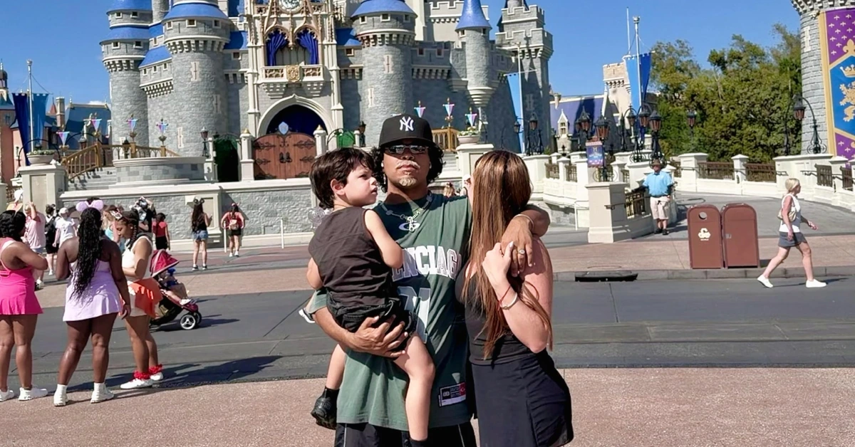 Victor Lou e família (reprodução)
