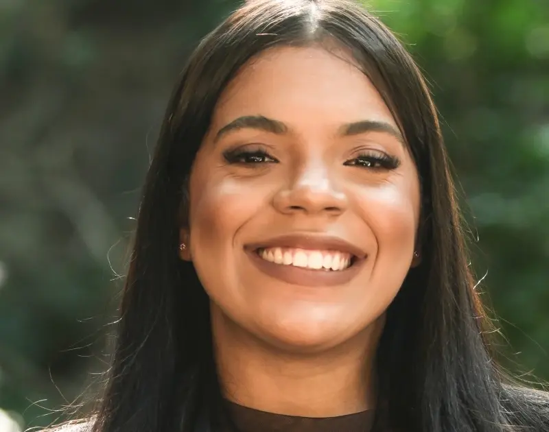 Larissa Santos lança novo EP com 5 inéditas; saiba quem é ela