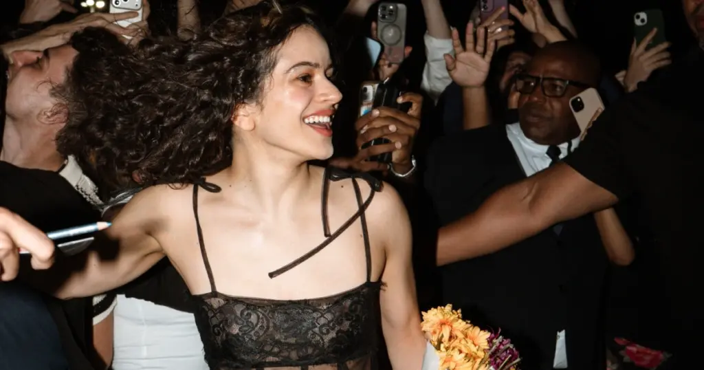 Rosalía vai a show de Caetano Veloso antes de turnê no Rio 1 Rosalía
