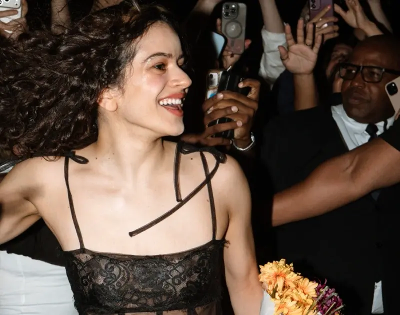 Rosalía vai a show de Caetano Veloso antes de turnê no Rio