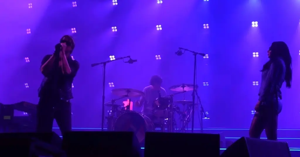 Julio Casablancas, do The Strokes, e Charli XCX no Outside Lands (reprodução Youtube)