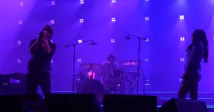 Julio Casablancas, do The Strokes, e Charli XCX no Outside Lands (reprodução Youtube)