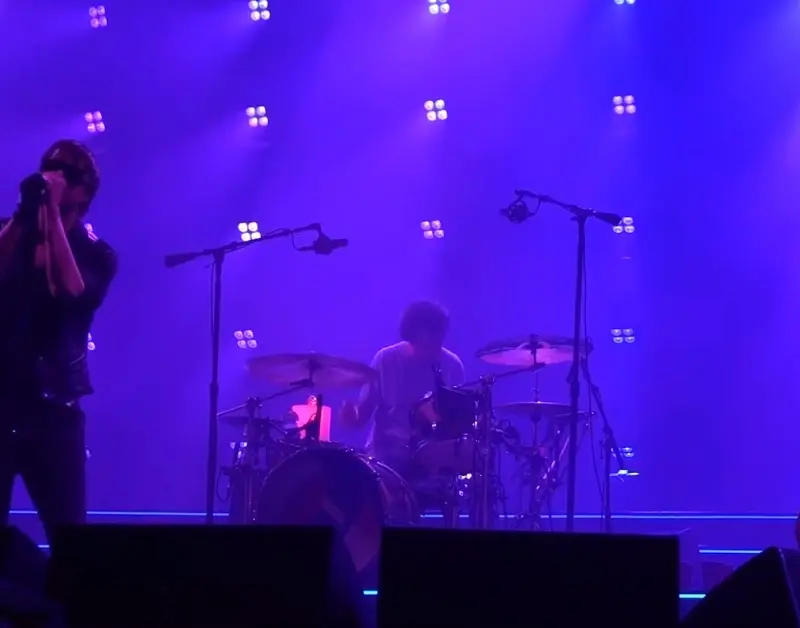 The Strokes recebe Charli XCX de surpresa em festival nos EUA
