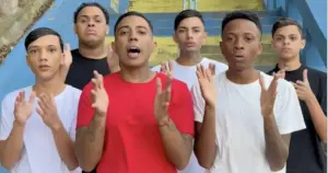 MC DR (de vermelho) contou à Billboard Brasil como criou o Coral das Quebradas (Reprodução)