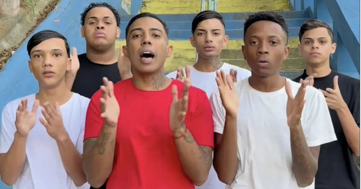MC DR (de vermelho) contou à Billboard Brasil como criou o Coral das Quebradas (Reprodução)
