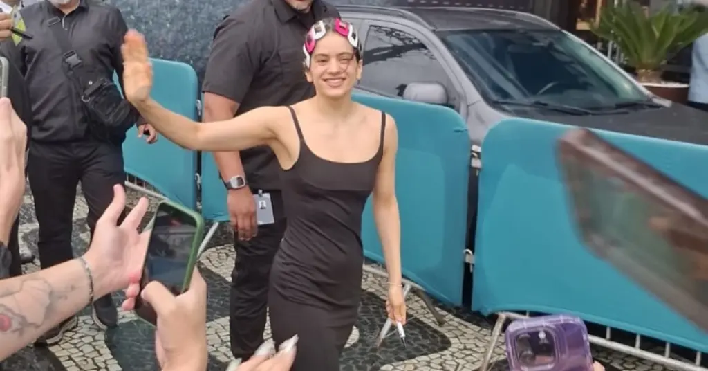Rosalía surpreende fãs no Rio de Janeiro antes de estreia da turnê 'LUX' 1 Rosalía atende aos fãs no Rio de Janeiro (reprodução @rosalia.vt.brasil)
