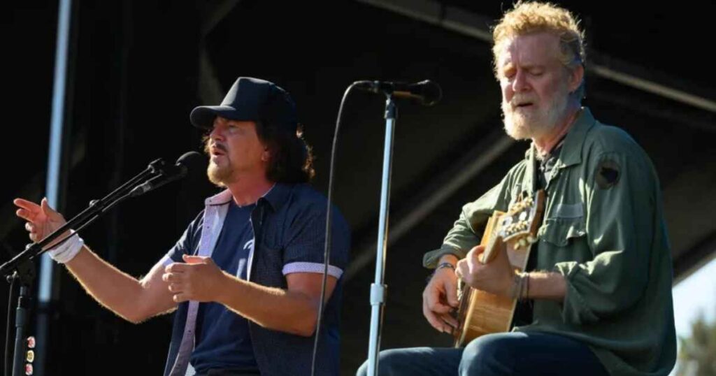 Eddie Vedder e Glen Hansard tocam juntos no Ohana Festival em Setembro de 2025 na California (Earl Gibson III/Deadline/Billboard US)