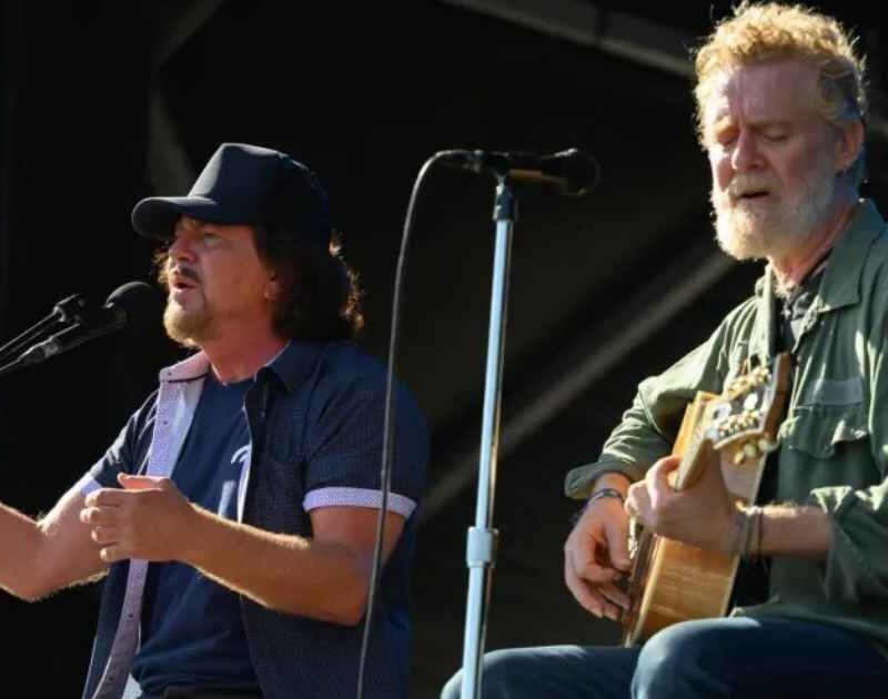 Eddie Vedder homenageia Glen Hansard tocando nas ruas de Dublin