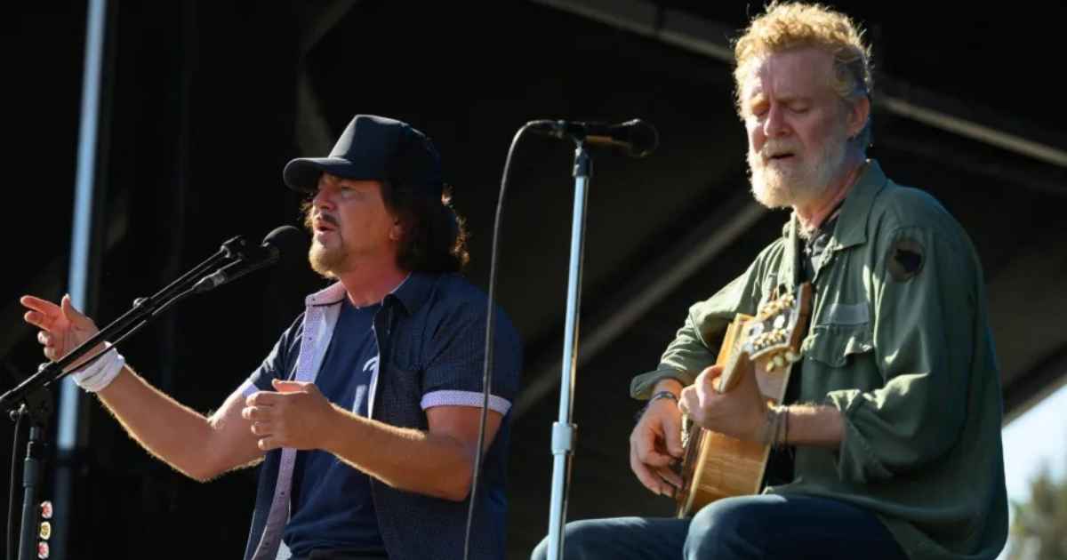 Eddie Vedder e Glen Hansard tocam juntos no Ohana Festival em Setembro de 2025 na California (Earl Gibson III/Deadline/Billboard US)