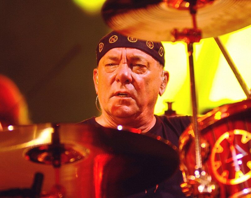 Rush doa equivalente a R$ 2,88 milhões para memorial de Neil Peart