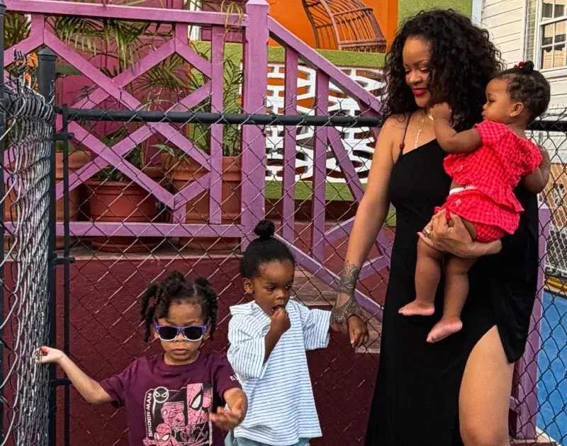 Rihanna leva os filhos ao Caribe para conhecer a casa onde cresceu