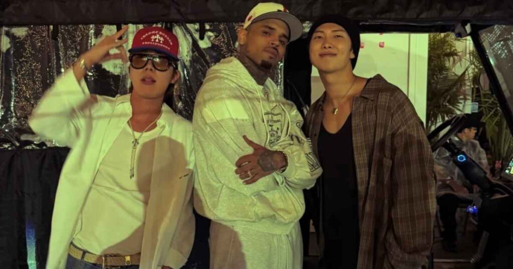 j-hope e RM (BTS) posam para foto com Chris Brown (Reprodução)