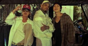 j-hope e RM (BTS) posam para foto com Chris Brown (Reprodução)