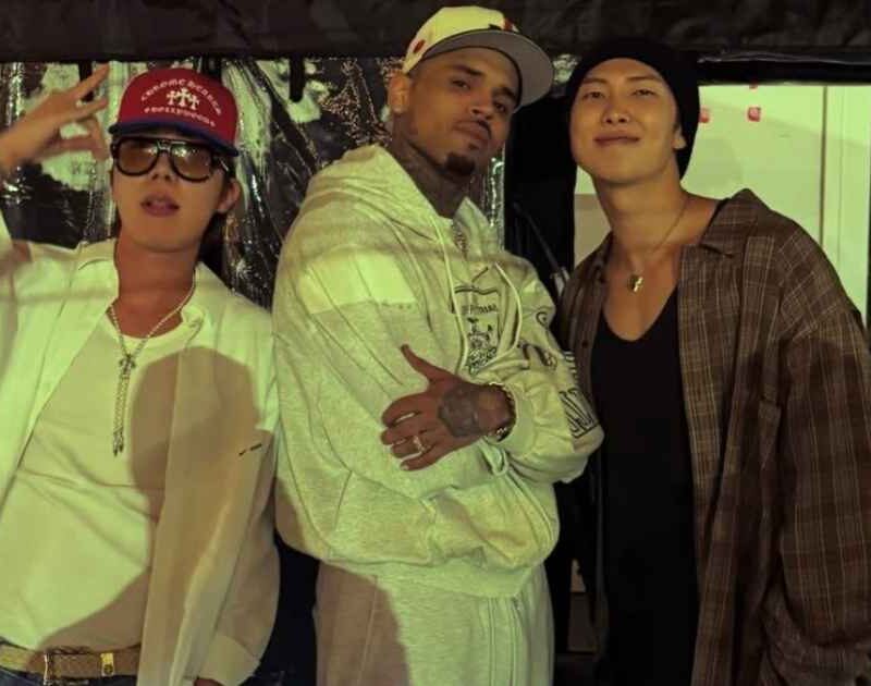 BTS: RM e j-hope posam com Chris Brown nos bastidores