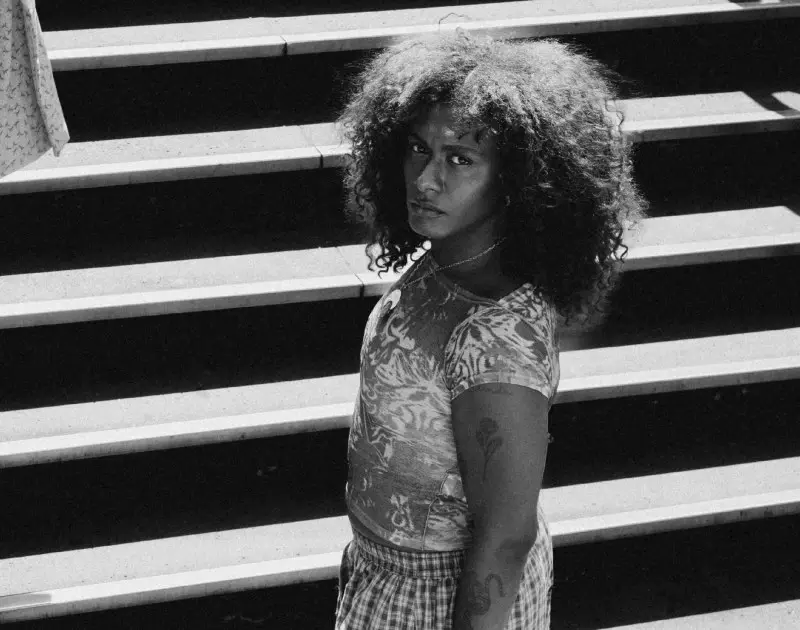 Liniker explora ruas de Paris em novo clipe; veja ‘Melhor Notícia’