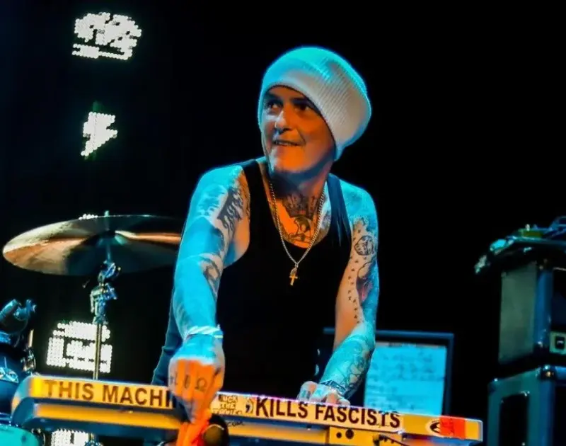 Morre Derry Brownson, tecladista fundador do EMF, aos 55 anos