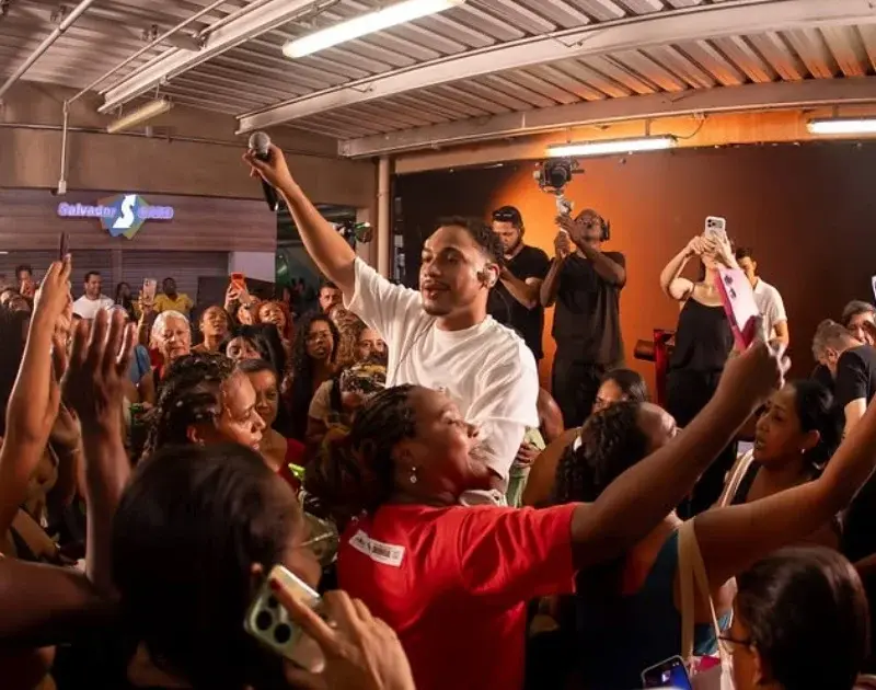 Marquinhos Navais transforma metrô em palco após viralizar