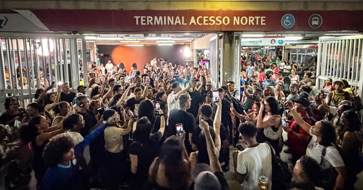 Marquinhos Navais transforma metrô em palco após viralizar 2 Marquinhos Navais (Divulgação)