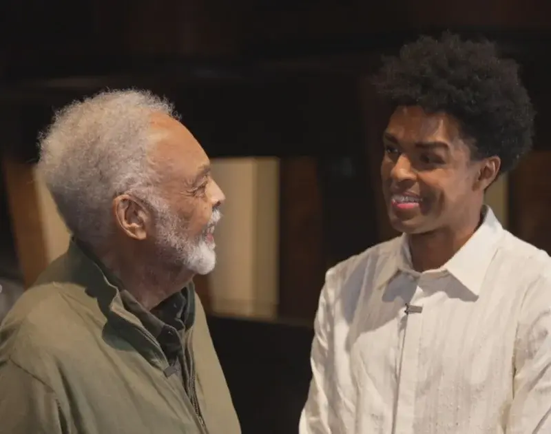 Gilberto Gil conhece ator que o interpreta no musical ‘Andar com Fé’
