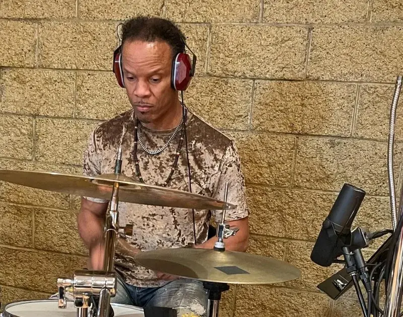 Baterista do Earth, Wind & Fire é colocado em coma induzido após emergência
