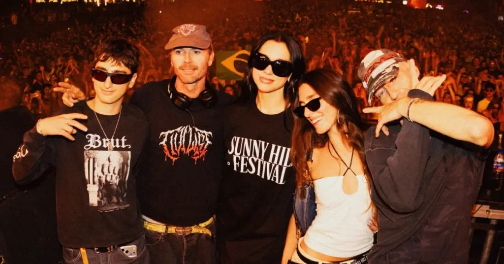 Dua Lipa invade set de Adam Port e Rampa para dançar 'Houdini'; veja 1 Dua Lipa e Adam Port e Rampa no Sunny Hill Festival 2026 (Reprodução @keinemusik)
