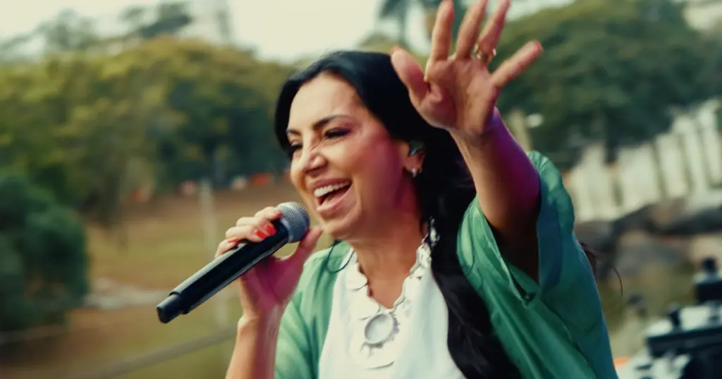 Eyshila se apresenta no Louvorzão 93