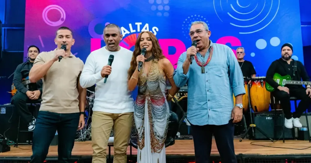 Anitta conseguiu se reencontrar com irmão mais velho com a ajuda da TV; entenda 1 Anitta e família no Altas Horas
