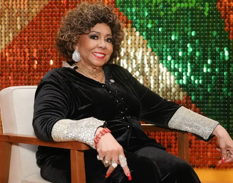 Alcione se emociona com homenagem em vídeo inédito durante exposição