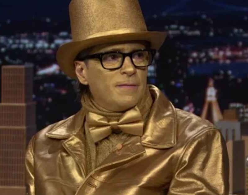Weezer: Rivers Cuomo surge pintado de ouro em apresentação na TV