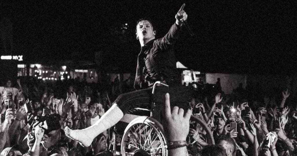 Veja Yungblud fazendo crowdsurfing em cadeira de rodas 1 Yungblud faz crowdsurfing em cadeira de rodas (Tom Pallant/Reprodução Instagram)