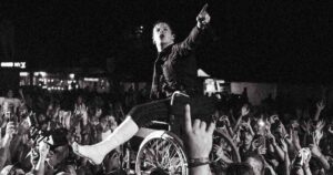Yungblud faz crowdsurfing em cadeira de rodas (Tom Pallant/Reprodução Instagram)