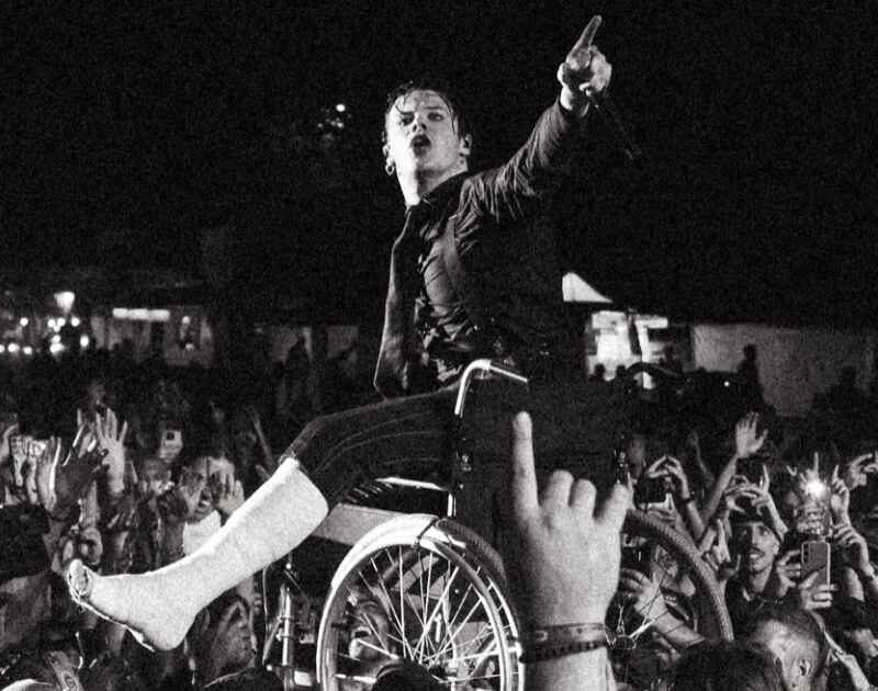 Veja Yungblud fazendo crowdsurfing em cadeira de rodas