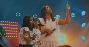 Sophia Vitória lança 'Totalmente Poderoso' com Elaine Martins 2 Sophia Vitória lança “Totalmente Poderoso” com Elaine Martins (Reprodução YouTube)