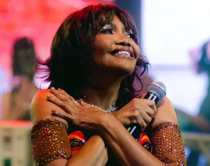 Gaby Amarantos dá beijo técnico em Ed Gama durante show no Rio
