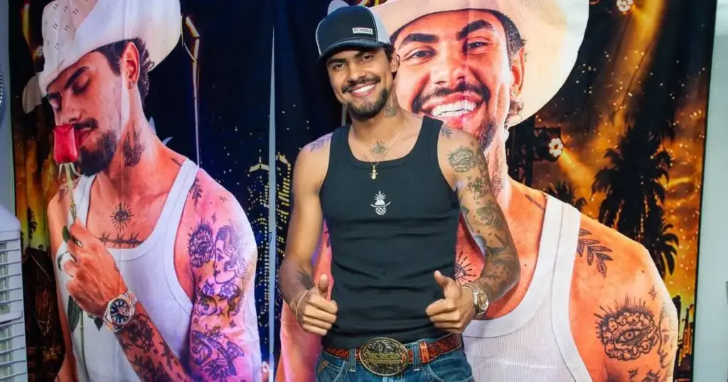 Jeninho, o MC Peão, escolhe Barretos 2026 para gravar novo projeto 1 'Abacaxi Pegou Preço': antes da gravação em Barretos, Jeninho e integrantes de sua equipe circulavam com referências à fruta em camisetas (Eduardo Martins/Brazil News)