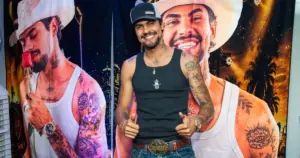 'Abacaxi Pegou Preço': antes da gravação em Barretos, Jeninho e integrantes de sua equipe circulavam com referências à fruta em camisetas (Eduardo Martins/Brazil News)