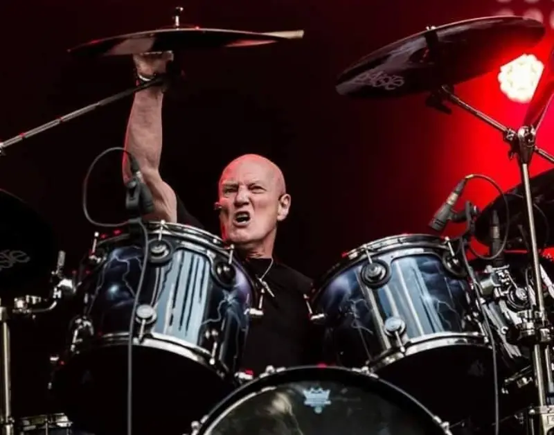 Aos 80 anos, Chris Slade, ex-baterista do AC/DC, anuncia aposentadoria