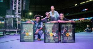 Brunno Rammos, Nesk Only e 2Metro recebem o prêmio de Renata Cenizio, gerente de A&R da Universal Music Brasil (Jonas Oh)