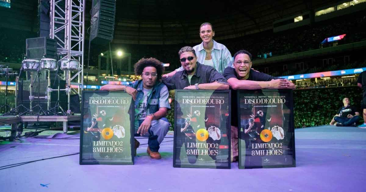 Brunno Rammos, Nesk Only e 2Metro recebem o prêmio de Renata Cenizio, gerente de A&R da Universal Music Brasil (Jonas Oh)