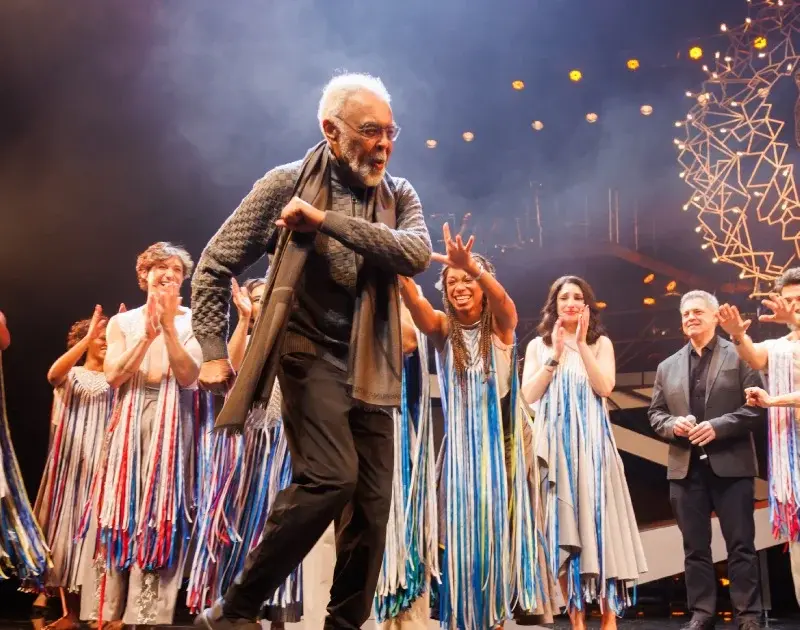 Gilberto Gil prestigia estreia de musical sobre sua vida; veja datas