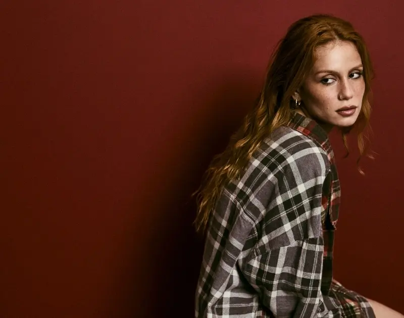 Carol Biazin fala sobre novo EP e o legado de ‘No Escuro, Quem É Você?’