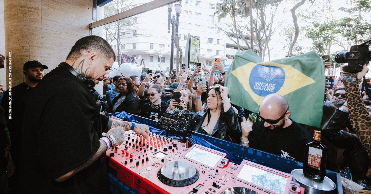 O DJ Vintage Culture comanda rave ao ar livre em São Paulo / Divulgação